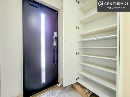 ���� �V���[�Y�{�b�N�X�t���Ȃ̂ŁA���ւ��Еt�����|�������₷���ł��I
�X�b�L���������ւŌ˂��J�����u�ԁA�������̂���S�n������Ԃ��o�}���Ă���܂��B