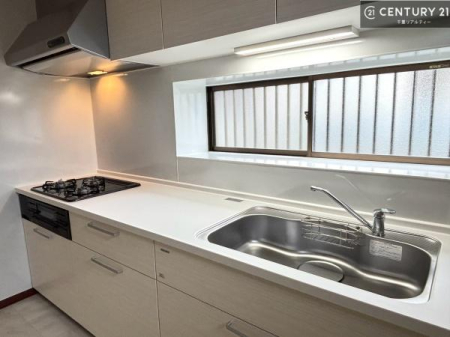 �L�b�`�� ��Ƃ肠�钲���X�y�[�X�ō�Ƃ����₷�����K�ȃL�b�`���ł��I
���q�l�ƈꏏ�ɂ��َq������y���߂�L�X�X�y�[�X�ł��B�y�����������ԂɂȂ肻���ł��ˁI