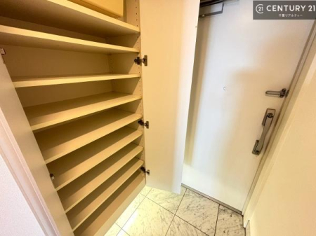 ���� �V���[�Y�{�b�N�X�t���Ȃ̂ŁA���ւ��Еt�����|�������₷���ł��I
�X�b�L���������ւŌ˂��J�����u�ԁA�������̂���S�n������Ԃ��o�}���Ă���܂��B