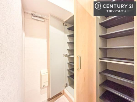 ���� �V���[�Y�{�b�N�X�t���Ȃ̂ŁA���ւ��Еt�����|�������₷���ł��I
�X�b�L���������ւŌ˂��J�����u�ԁA�������̂���S�n������Ԃ��o�}���Ă���܂��B