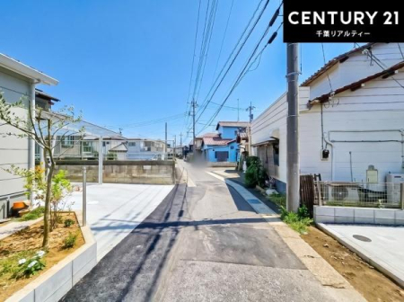 �O�ʓ��H�܂ތ��n�ʐ^ �����������X���݂��L����ՐÂȏZ��X�Ɉʒu���A���₩�ŐS���炮��炵��������Z���ł��B