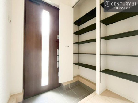 ���� �V���[�Y�{�b�N�X�t���Ȃ̂ŁA���ւ��Еt�����|�������₷���ł��I
�X�b�L���������ւŌ˂��J�����u�ԁA�������̂���S�n������Ԃ��o�}���Ă���܂��B