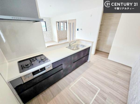 �L�b�`�� ��Ƃ肠�钲���X�y�[�X�ō�Ƃ����₷�����K�ȃL�b�`���ł��I
���q�l�ƈꏏ�ɂ��َq������y���߂�L�X�X�y�[�X�ł��B�y�����������ԂɂȂ肻���ł��ˁI