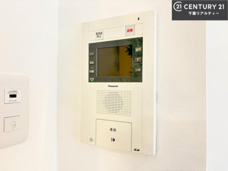 ���̑����� TV���j�^�[�t���C���^�[�z��������A�K��҂��f���Ŋm�F���Ă���Ή��ł��邽�߁A�h�Ɩʂ����S�ł��B���q�l�̂�����Ԏ��ɂ��S�����A���Ƒ��̈��S�E���S�ȕ�炵���T�|�[�g���܂��B
