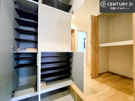 ���� �V���[�Y�{�b�N�X�t���Ȃ̂ŁA���ւ��Еt�����|�������₷���ł��I
�X�b�L���������ւŌ˂��J�����u�ԁA�������̂���S�n������Ԃ��o�}���Ă���܂��B