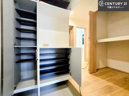 ���� �V���[�Y�{�b�N�X�t���Ȃ̂ŁA���ւ��Еt�����|�������₷���ł��I
�X�b�L���������ւŌ˂��J�����u�ԁA�������̂���S�n������Ԃ��o�}���Ă���܂��B