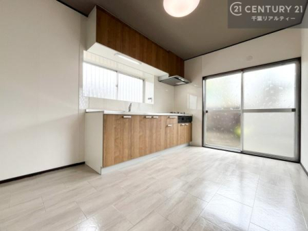 �L�b�`�� ��Ƃ肠�钲���X�y�[�X�ō�Ƃ����₷�����K�ȃL�b�`���ł��I
���q�l�ƈꏏ�ɂ��َq������y���߂�L�X�X�y�[�X�ł��B�y�����������ԂɂȂ肻���ł��ˁI