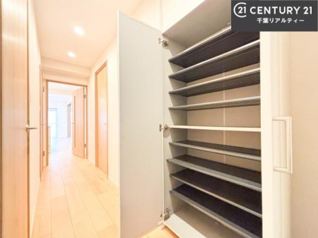 ���� �V���[�Y�{�b�N�X�t���Ȃ̂ŁA���ւ��Еt�����|�������₷���ł��I
�X�b�L���������ւŌ˂��J�����u�ԁA�������̂���S�n������Ԃ��o�}���Ă���܂��B