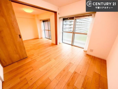 �m�� �o���R�j�[�ɖʂ��Ă���m���ł��B���邭�����肪����A���C����������ł��܂��I���N���āA�O�ɏo�Ĕw�L�т����[�ċz�����ǂ������}������邱�Ƃ��ł��܂��B