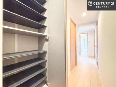 ���� �V���[�Y�{�b�N�X�t���Ȃ̂ŁA���ւ��Еt�����|�������₷���ł��I
�X�b�L���������ւŌ˂��J�����u�ԁA�������̂���S�n������Ԃ��o�}���Ă���܂��B