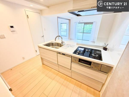 �L�b�`�� ��Ƃ肠�钲���X�y�[�X�ō�Ƃ����₷�����K�ȃL�b�`���ł��I
���q�l�ƈꏏ�ɂ��َq������y���߂�L�X�X�y�[�X�ł��B�y�����������ԂɂȂ肻���ł��ˁI