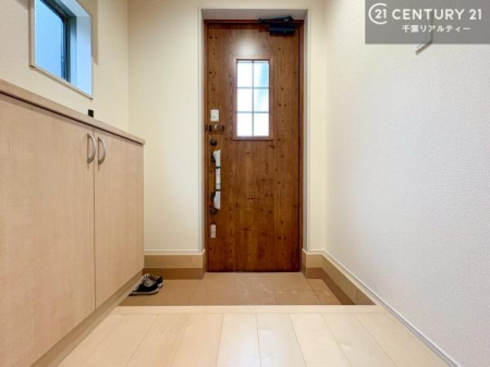���� �V���[�Y�{�b�N�X�t���Ȃ̂ŁA���ւ��Еt�����|�������₷���ł��I
�X�b�L���������ւŌ˂��J�����u�ԁA�������̂���S�n������Ԃ��o�}���Ă���܂��B
