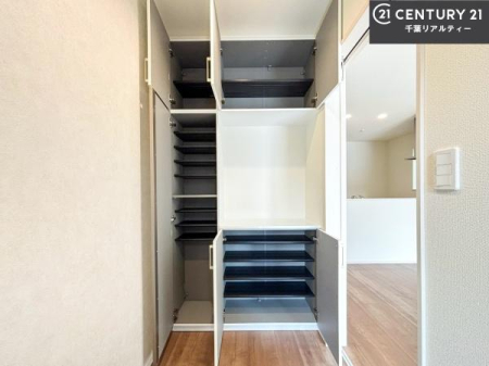 ���� �V���[�Y�{�b�N�X�t���Ȃ̂ŁA���ւ��Еt�����|�������₷���ł��I
�X�b�L���������ւŌ˂��J�����u�ԁA�������̂���S�n������Ԃ��o�}���Ă���܂��B