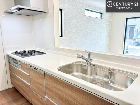 �L�b�`�� ��l�C�̑Ζʎ��V�X�e���L�b�`�����̗p���Ă��܂��I���Ƒ��̃R�~���j�P�[�V���������R�Ƒ�����݌v�ł��B
���q�l�ɂ��ڂ��͂��̂Ŋ������ł��ˁI�L�X�g���ĉ��K�ō�Ƃ��i�݂܂��B