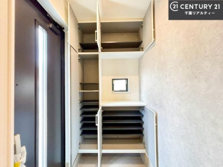 ���� �V���[�Y�{�b�N�X�t���Ȃ̂ŁA���ւ��Еt�����|�������₷���ł��I
�X�b�L���������ւŌ˂��J�����u�ԁA�������̂���S�n������Ԃ��o�}���Ă���܂��B
