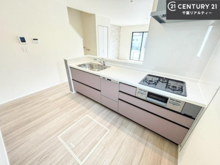 �L�b�`�� ��Ƃ肠�钲���X�y�[�X�ō�Ƃ����₷�����K�ȃL�b�`���ł��I
���q�l�ƈꏏ�ɂ��َq������y���߂�L�X�X�y�[�X�ł��B�y�����������ԂɂȂ肻���ł��ˁI