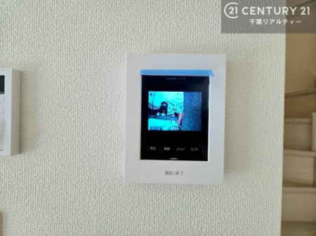 ���̑����� TV���j�^�[�t���C���^�[�z��������A�K��҂��f���Ŋm�F���Ă���Ή��ł��邽�߁A�h�Ɩʂ����S�ł��B���q�l�̂�����Ԏ��ɂ��S�����A���Ƒ��̈��S�E���S�ȕ�炵���T�|�[�g���܂��B