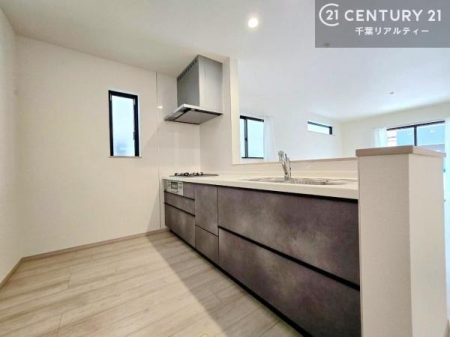 �L�b�`�� ��Ƃ肠�钲���X�y�[�X�ō�Ƃ����₷�����K�ȃL�b�`���ł��I
���q�l�ƈꏏ�ɂ��َq������y���߂�L�X�X�y�[�X�ł��B�y�����������ԂɂȂ肻���ł��ˁI