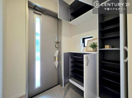 ���� �V���[�Y�{�b�N�X�t���B���ւ��Еt�����|�������₷���ł��I
�X�b�L���������ւŌ˂��J�����u�ԁA�������̂���S�n������Ԃ��o�}���Ă���܂��B