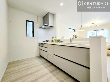 �L�b�`�� ��Ƃ肠�钲���X�y�[�X�ō�Ƃ����₷�����K�ȃL�b�`���ł��I
���q�l�ƈꏏ�ɂ��َq������y���߂�L�X�X�y�[�X�ł��B�y�����������ԂɂȂ肻���ł��ˁI