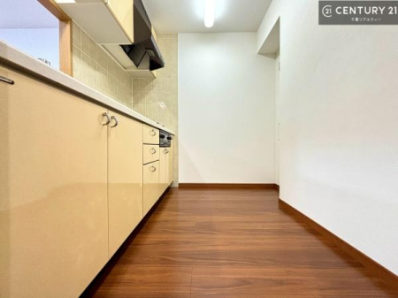 �L�b�`�� ��Ƃ肠�钲���X�y�[�X�ō�Ƃ����₷�����K�ȃL�b�`���ł��I
���q�l�ƈꏏ�ɂ��َq������y���߂�L�X�X�y�[�X�ł��B�y�����������ԂɂȂ肻���ł��ˁI