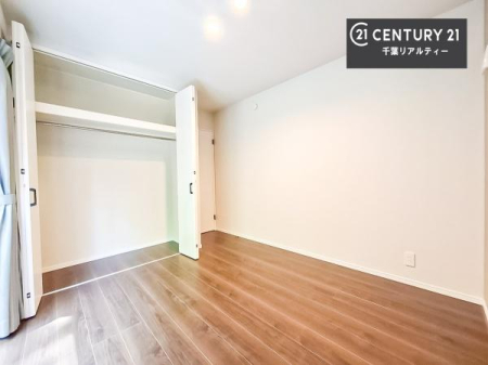 �q������ ���[�X�y�[�X���t���Ă���̂ŁA�}�ȗ��q���ł��U�炩��������������T�b�ƕЂÂ����đ�ϕ֗��ł��I�ǖʂ��L�X���Ă���̂ŁA�׋�����x�b�h�̒u����ɍ���܂���I