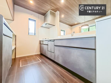 �L�b�`�� �J�b�v�{�[�h�t���̃L�b�`���ł��B
�L�b�`���͉����ƃK�`���K�`���������ł��B�d�q�����W�␆�ъ���u���܂����A��������̐H��͒I�Ɏ��[���\�ł��B