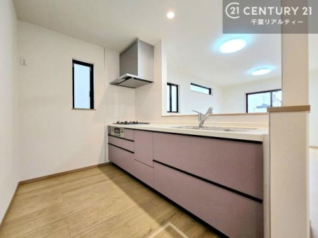 �L�b�`�� ��Ƃ肠�钲���X�y�[�X�ō�Ƃ����₷�����K�ȃL�b�`���ł��I
���q�l�ƈꏏ�ɂ��َq������y���߂�L�X�X�y�[�X�ł��B�y�����������ԂɂȂ肻���ł��ˁI