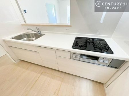 �L�b�`�� ��l�C�̑Ζʎ��V�X�e���L�b�`�����̗p���Ă��܂��I���Ƒ��̃R�~���j�P�[�V���������R�Ƒ�����݌v�ł��B
���q�l�ɂ��ڂ��͂��̂Ŋ������ł��ˁI�L�X�g���ĉ��K�ō�Ƃ��i�݂܂��B