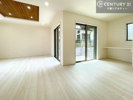 ���r���O ��؂ȉƑ����W�܂邩�炱��LDK�ɂ͂�����肽���B
�q�����������C�ɏ΂��Ȃ��瑖�����Ă���p�����������u�L���Ƃɂ��ėǂ������v�Ǝv���u�Ԃł��B