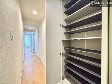 ���� �V���[�Y�{�b�N�X�t���Ȃ̂ŁA���ւ��Еt�����|�������₷���ł��I
�X�b�L���������ւŌ˂��J�����u�ԁA�������̂���S�n������Ԃ��o�}���Ă���܂��B