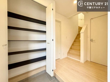���� �V���[�Y�{�b�N�X�t���Ȃ̂ŁA���ւ��Еt�����|�������₷���ł��I
�X�b�L���������ւŌ˂��J�����u�ԁA�������̂���S�n������Ԃ��o�}���Ă���܂��B