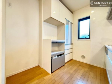 �L�b�`�� �J�b�v�{�[�h�t���̃L�b�`���B�H��⒲�����Ȃǂ�����������[�ł��A�L�b�`���܂������ꂢ�ɕۂ��₷���g������̗ǂ���Ԃł��B