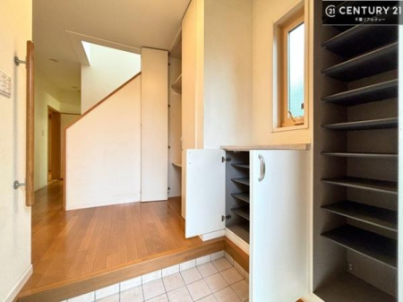 ���� �V���[�Y�{�b�N�X�t���Ȃ̂ŁA���ւ��Еt�����|�������₷���ł��I
�X�b�L���������ւŌ˂��J�����u�ԁA�������̂���S�n������Ԃ��o�}���Ă���܂��B