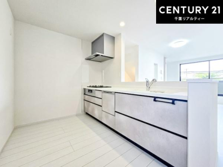 �L�b�`�� ��Ƃ肠�钲���X�y�[�X�ō�Ƃ����₷�����K�ȃL�b�`���ł��I
���q�l�ƈꏏ�ɂ��َq������y���߂�L�X�X�y�[�X�ł��B�y�����������ԂɂȂ肻���ł��ˁI