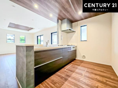 �L�b�`�� ��Ƃ肠�钲���X�y�[�X�ō�Ƃ����₷�����K�ȃL�b�`���ł��I
���q�l�ƈꏏ�ɂ��َq������y���߂�L�X�X�y�[�X�ł��B�y�����������ԂɂȂ肻���ł��ˁI
