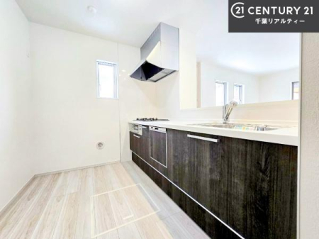 �L�b�`�� ��l�C�̑Ζʎ��V�X�e���L�b�`�����̗p���Ă��܂��I���Ƒ��̃R�~���j�P�[�V���������R�Ƒ�����݌v�ł��B
���q�l�ɂ��ڂ��͂��̂Ŋ������ł��ˁI�L�X�g���ĉ��K�ō�Ƃ��i�݂܂��B