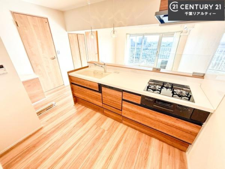 �L�b�`�� ��Ƃ肠�钲���X�y�[�X�ō�Ƃ����₷�����K�ȃL�b�`���ł��I
���q�l�ƈꏏ�ɂ��َq������y���߂�L�X�X�y�[�X�ł��B�y�����������ԂɂȂ肻���ł��ˁI