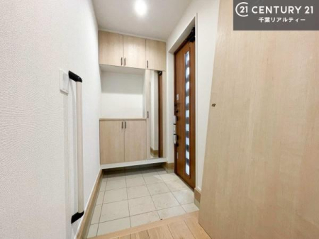 ���� �V���[�Y�{�b�N�X�t���Ȃ̂ŁA���ւ��Еt�����|�������₷���ł��I
�X�b�L���������ւŌ˂��J�����u�ԁA�������̂���S�n������Ԃ��o�}���Ă���܂��B