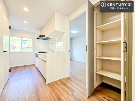 ���[ ��Ƃ肠�钲���X�y�[�X�ō�Ƃ����₷�����K�ȃL�b�`���ł��I
���q�l�ƈꏏ�ɂ��َq������y���߂�L�X�X�y�[�X�ł��B�y�����������ԂɂȂ肻���ł��ˁI