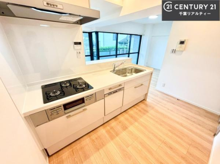 �L�b�`�� ��Ƃ肠�钲���X�y�[�X�ō�Ƃ����₷�����K�ȃL�b�`���ł��I
���q�l�ƈꏏ�ɂ��َq������y���߂�L�X�X�y�[�X�ł��B�y�����������ԂɂȂ肻���ł��ˁI