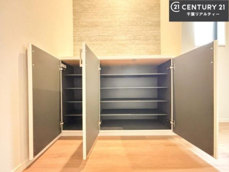 ���� �V���[�Y�{�b�N�X�t���Ȃ̂ŁA���ւ��Еt�����|�������₷���ł��I
�X�b�L���������ւŌ˂��J�����u�ԁA�������̂���S�n������Ԃ��o�}���Ă���܂��B