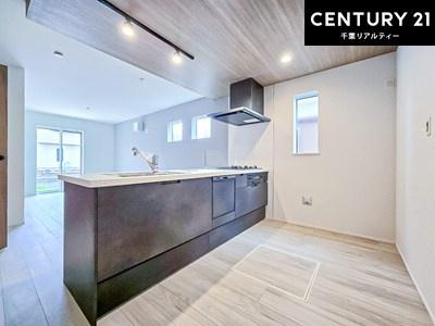 �L�b�`�� ��Ƃ肠�钲���X�y�[�X�ō�Ƃ����₷�����K�ȃL�b�`���ł��I
���q�l�ƈꏏ�ɂ��َq������y���߂�L�X�X�y�[�X�ł��B�y�����������ԂɂȂ肻���ł��ˁI