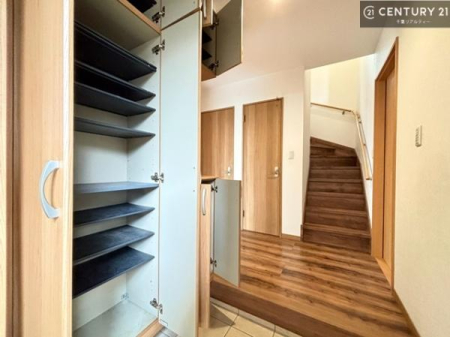 ���� �V���[�Y�{�b�N�X�t���Ȃ̂ŁA���ւ��Еt�����|�������₷���ł��I
�X�b�L���������ւŌ˂��J�����u�ԁA�������̂���S�n������Ԃ��o�}���Ă���܂��B