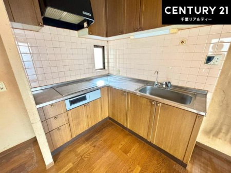�L�b�`�� L���^�ΖʃL�b�`�����̗p�B��ƃX�y�[�X���L���m�ۂ��Ȃ���A���r���O�ւ̖��͂˂⒲�����̎����ɂ��z�����ꂽ�g������̗ǂ���Ԃł��B