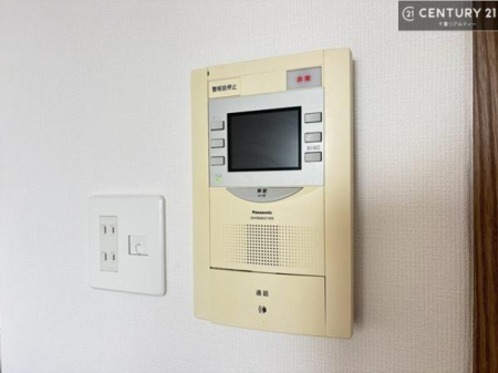 ���̑����� TV���j�^�[�t���C���^�[�z��������A�K��҂��f���Ŋm�F���Ă���Ή��ł��邽�߁A�h�Ɩʂ����S�ł��B���q�l�̂�����Ԏ��ɂ��S�����A���Ƒ��̈��S�E���S�ȕ�炵���T�|�[�g���܂��B