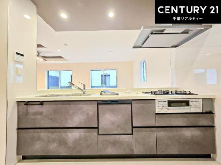 �L�b�`�� �H��@�t���̃L�b�`���ł��I�Z���������r��h�~�Ƃ��đ�ϊ��􂷂�֗��Ȏd�l�ł��I�r���g�C���Ȃ̂ŃL�b�`���̏ꏊ����炸�����X�y�[�X���L���g�����Ƃ��o���܂��I