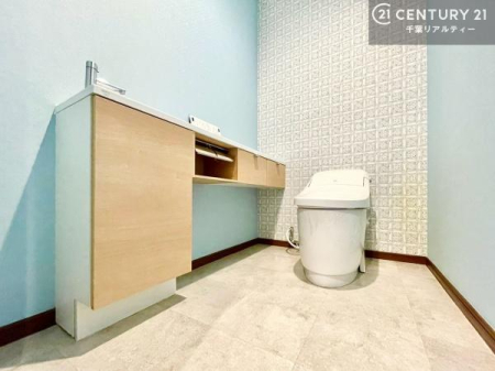 �g�C�� �A�N�Z���g�N���X���̗p�����������ȃg�C����ԁB�V���v���Ȓ��ɂ��f�U�C�������������闎�����������͋C�ł��B