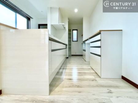 �L�b�`�� ��Ƃ肠�钲���X�y�[�X�ō�Ƃ����₷�����K�ȃL�b�`���ł��I
���q�l�ƈꏏ�ɂ��َq������y���߂�L�X�X�y�[�X�ł��B�y�����������ԂɂȂ肻���ł��ˁI