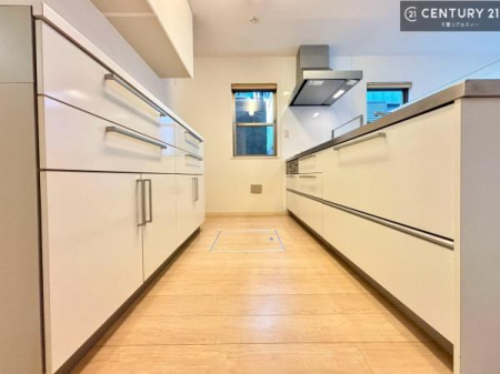 �L�b�`�� ��Ƃ肠�钲���X�y�[�X�ō�Ƃ����₷�����K�ȃL�b�`���ł��I
���q�l�ƈꏏ�ɂ��َq������y���߂�L�X�X�y�[�X�ł��B�y�����������ԂɂȂ肻���ł��ˁI